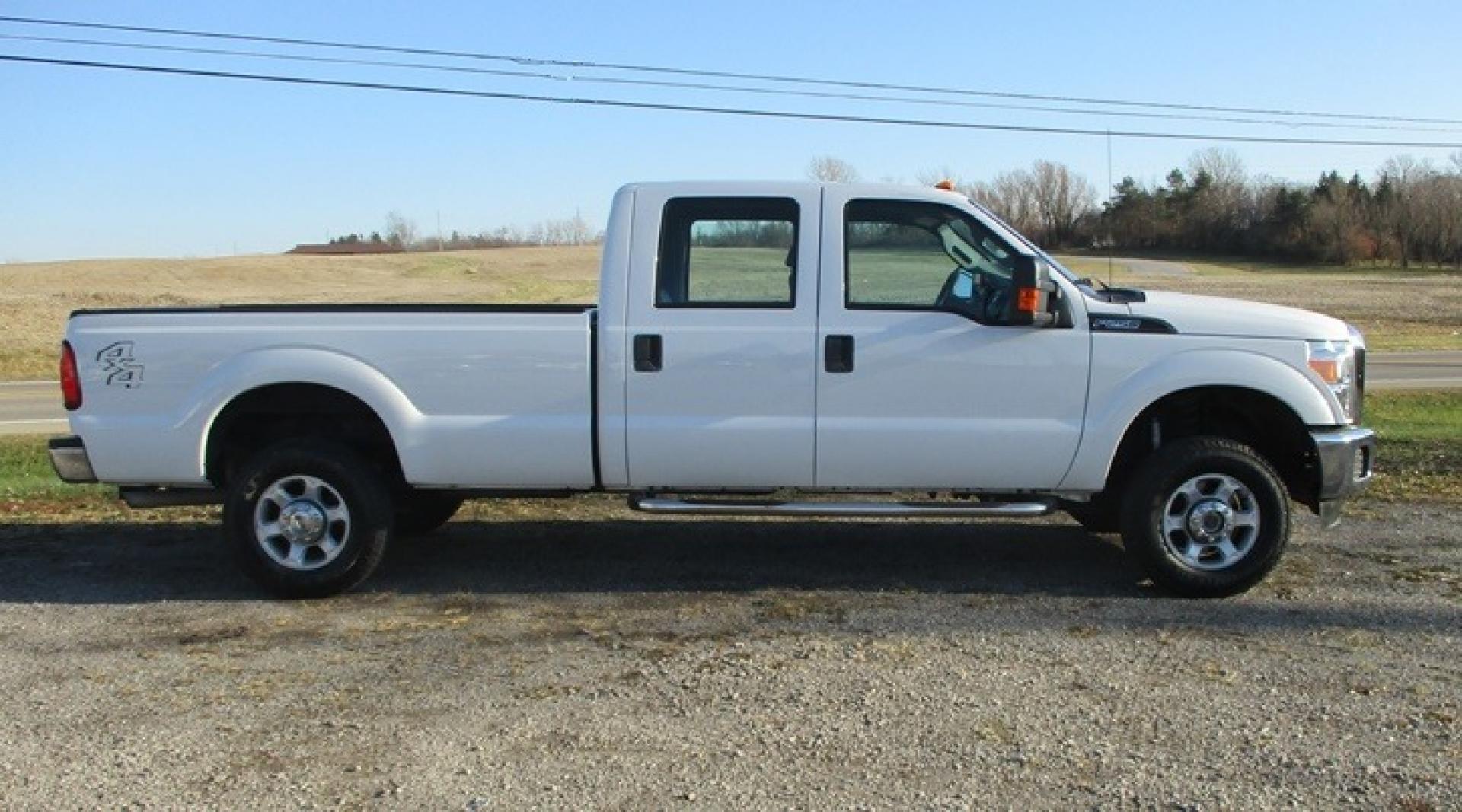 2016 White /Gray Ford F-250 SD (1FT7W2B60GE) with an 6.2 V8 engine, Auto transmission, located at 1725 US-68 N, Bellefontaine, OH, 43311, (937) 592-5466, 40.387783, -83.752388 - 2016 FORD F250 “SUPER DUTY” w/”APPEARANCE PKG” XL CREW CAB 4x4 6.2 V8, AUTO, White/Gray, AMFM/CD, Power Mirrors, Power Windows, Power Locks, Power Brakes, Power Steering w/tilt/cruise, Trailer Package w/bumper & bed hitch, Electric trailer brake, Bed Liner, Chrome Bumpers, Chrome Tube Steps - Photo#3